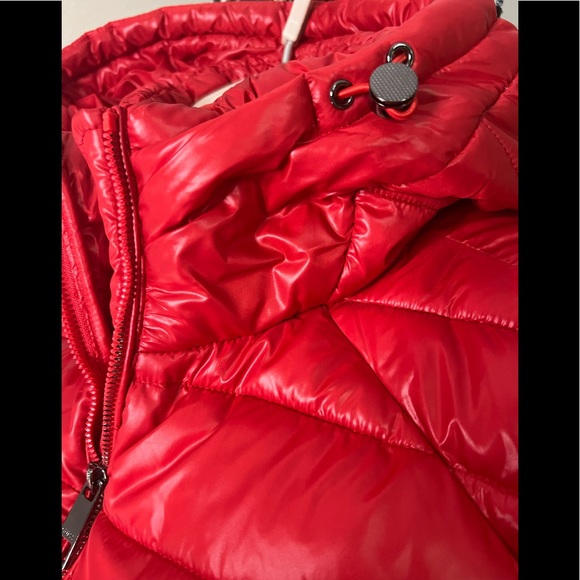 Guess puffer hooded red jacket is size medium - Picture 4 of 8